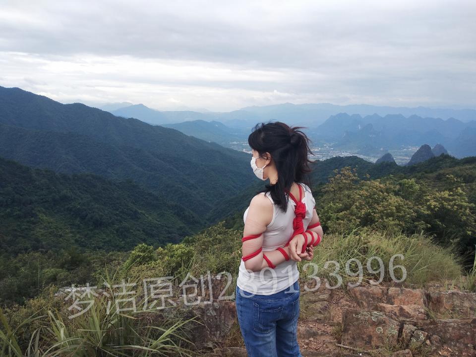 梦洁首次野外吊绑，脚撩，捆绑，爬山。风景也盛美 梦洁首次体验野外吊绑，脚撩，捆绑，爬山。风景也盛美<br>梦洁本人QQ  289133996  欢迎各位唯美同好前来交流，可定拍，一对一视频直播，约现<br><br>本片32分钟，829M