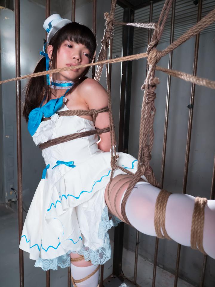 あなたが好きなのは？ コスプレして可愛く緊縛されたい少女？ コスプレして緊縛調教されたい少女？ 岛国妹子桜沢もゆ的紧缚作品<br><span style='color:#b0b0b0;'>[隐藏文字，购买后可见]</span><br>この作品は！<br>コスプレして緊縛されたいちょぴりHな女の子が、可愛いく緊縛されながらHなポーズを繰り広げる！（檻で、開脚椅子で、ベットで・・・）<br><br>コスプレして緊縛調教されたい愛奴願望の女の子が陵辱される！<br>（檻で緊縛されて車椅子で蝋燭、スパンキング）<br><br>全ったく違う二つの世界観をお届けします！<br>着エロともイメージとも少し違います！<br><br>人気モデル桜沢もゆが緊縛師shimamalphasにより初本格的緊縛作品に挑戦！<br>本当に可愛いですよ！<br><br>是非体験版をご覧下さい！<br><br>写真集ＪPEG370枚<br>動画 26分<br><br>衣装協力&写真<br>ピンキーweb<br>モデル<br>桜沢もゆ<br>緊縛&監督<br>shimamalphas
