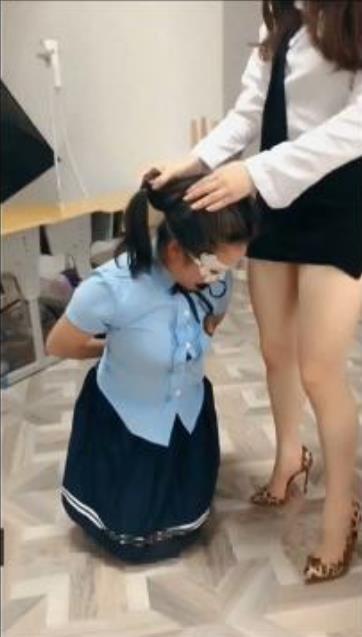 麻辣女教师 麻辣女教师<br>伊莎女王作品<br>#国产首发# 伊莎女神 绝对精彩！麻辣女教师捆绑折磨美女长筒袜学生妹，喜欢的千万不能错过