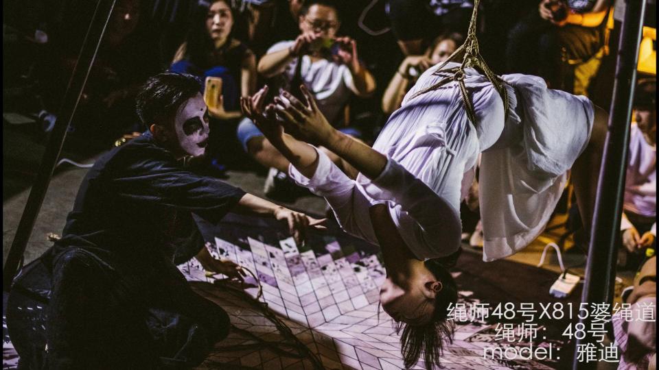 《catch》绳师48号天津绳缚演出现场纪实——shibari performance of catch rope art  空中各种吊<br>《catch》绳师48号天津绳缚演出现场纪实——shibari performance of catch rope art<br>原作者名：绳师48号 <br>绳模：雅迪<br>片名：《catch》绳师48号天津绳缚演出现场纪实——shibari performance of catch rope art<br><br>8.17天津表演，我之前看过一句话特感动，“我想我抓住你了，后来才发现，是你抓住了我。” 这就是表演的名字。<br>