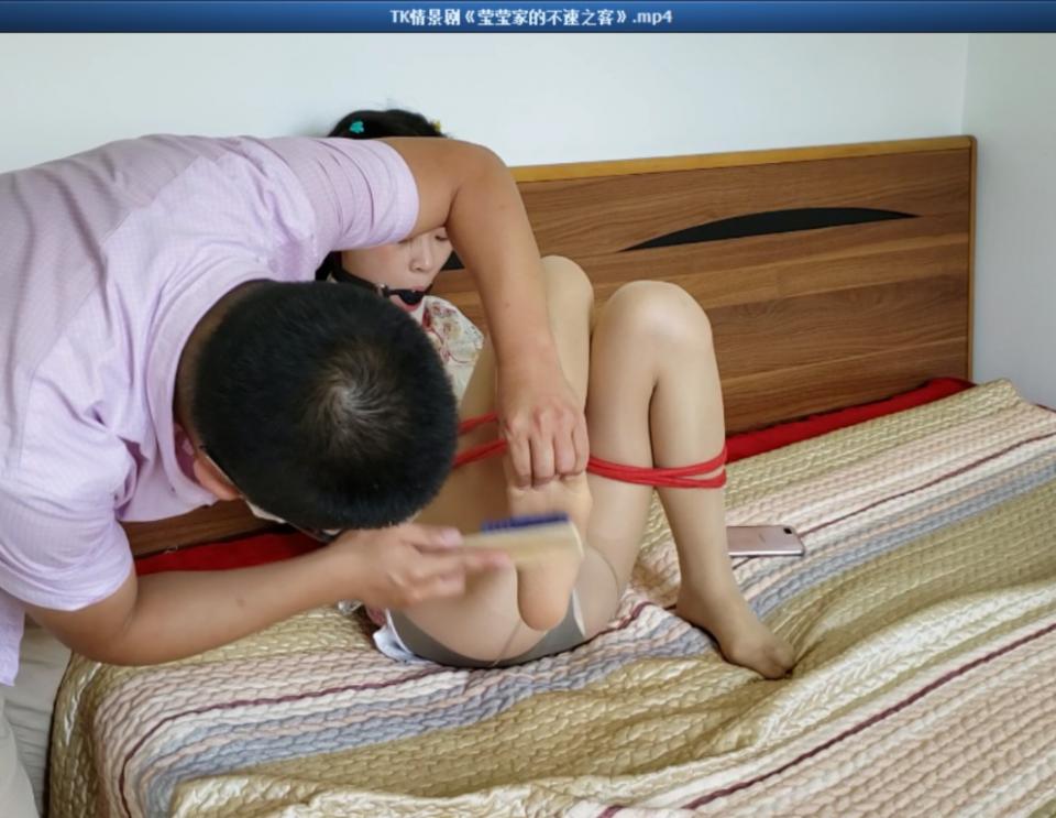 TK情景剧《莹莹家的不速之客》 片长20分钟，1080p全高清拍摄。萝莉美女莹莹周末休假在家，忽听有人敲门，莹莹欢喜去开门，以后男友驾到，不料却是一位不速之客....TK类私拍，梳子刷子齐上阵，抚摸猥亵一起来，喜欢挠脚心的同好不要错过....