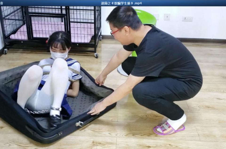 迷局之《拐骗学生妹》 片长20分钟，1080p全高清拍摄。剧情如下《莹莹是个大一学生，住在我家楼下，小姑娘清纯可爱，涉世未深，很好哄骗，于是我和老婆就把她约到了家里，以做绳艺游戏为名哄她开心一起游戏，可玩着玩着莹莹感到有些不对劲，一个陌生男孩带着一个大箱子走了进来，还给她强制带上了口罩和脚拷，然后不由分说的把莹莹抱进了箱子里面....这个时候莹莹终于知道了，这是为她设下的一个“迷局”.....》