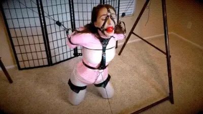 Luci Lovett.. Kneeling Straightjacket Predicament 详细束缚过程，BDSM，Straightjacket，困境超紧束缚，绳索Cinchers，皮革拘束衣，腰带束缚，氨纶恋物癖，莱卡Catsuit，白丝缎内裤，苦苦挣扎，无助<br>性感Luci Lovett穿着氨纶紧身连衣裤，紧身胸衣和缎内裤。 她被绑在一件皮革短上衣上，然后被告知要跪在架子下面，在那里她系好腰带并收紧到膝盖上的蛙皮。 最后一根绳子被固定，穿过她的胯部，在她身后环绕，并附着在她的头部吊带球塞上。 当我拉紧它时，它向后拱起她，并且裆部同时将她绳索到位。 现在除了仰望天花板和呻吟之外什么都不做，我让她挣扎并在困境中受苦！<br>Bondage, BDSM, Straightjacket, Predicament Bondage, Rope Cinchers, Leather Bondage,Belt Bound, Harness Ballgagged, Frogtied, Crotchrope, Spandex Fetish, Lycra Catsuit, Satin Panties, Struggling, Helpless<br>Sexy Luci Lovett wears a spandex catsuit, corset, and satin panties. She is strapped into a leather bolero straightjacket and told to kneel under the rack, Where she is belted and cinched up into a knee-point frogtie. A last rope cincher is anchored, threaded up through her crotch, looped behind her, and attached up to her head harness ball gag. As I pull it tight, it back arches her and crotch ropes her in place all at the same time. Now able to do nothing but look up at the ceiling and moan, I leave her to struggle and suffer in her predicament!<br><span style='color:#b0b0b0;'>[隐藏文字，购买后可见]</span>