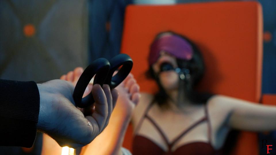 Bastinado to tears for Susanna on the cross and fire torture (FULL HD MP4) Susanna is on the bench, crucified and tied, her toes are tied also. Her hands are fixed on the crossbars. I put a blindfold over her eyes and put a ball gag. Now I will torture her feet by fire using a few candles. At first, the flame is small and slightly burns her feet, then the flame increases and the very edge is touching her heels.<br>After that, I adjust the fire a bit with additional candles and then use hot wax on her feet.<br>Susanna is scared and I use different devices on her feet. A rod, a whip, a paddle, and a big whip. I use each device to hit her feet. Susanna becomes more and more frightened and starts crying. I remove the mask from her face.<br>The most painful device for her is a double whip. It strongly burns her legs, but I order her not to move her feet.<br>In the end, I once again use all devices till the end and poor beautiful Susanna suffers the pain...<br><br><span style='color:#b0b0b0;'>[隐藏文字，购买后可见]</span>