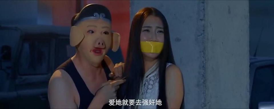 网络电影 春眠不觉晓 捆绑主要开始时间在49分30秒到55分钟结束 时间不算长 台词很经典<br>导演: 屈柏成<br>主演: 舒贵林 / 邹旭峰<br>制片国家/地区: 中国大陆<br>片长: 68分钟<br>　加入生理研究协会的杨大伟，第一天夜里就被人涮。次日白天裸体于公共场合，险些被当成变态。食堂里，黑丝女和高富帅吃饭时，不小心被猪大肠噎到，幸好杨大伟及时相救，同时也吸引了女神晓丹的注意。杨大伟对晓丹一见钟情，并在法语课上救了作弊的小丹。其实，大伟的舍友神棍，眼镜，小军，早已经与小丹的舍友淼淼，思雅，小南在生理协会相熟，并和社长一起引发过种种闹剧。之后，大伟宿舍的四屌丝的和小丹宿舍的四美女在ktv加深感情。大家都开房愉快，唯独大伟被高富帅横刀夺爱。幸好大伟一众舍友屌丝的帮助下，用装鬼和假怀孕等妙计成功逆袭。但此时校园里真正的阴影正袭向晓丹。