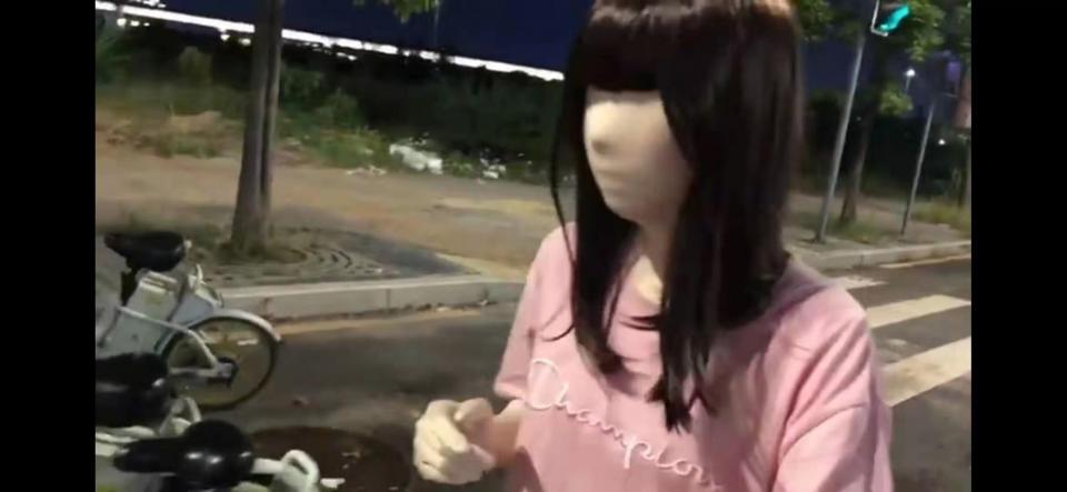 【zentai】饭后穿zentai散步吸引路人眼球 全包紧身衣饭后散步吸引路人眼球，可能大多数人不能理解这种全包的方式，但是，就是爱呀 到跳广场舞的地方去。到处都是人。过往的人走过了还会回头来看 这人咋没脸，哈哈