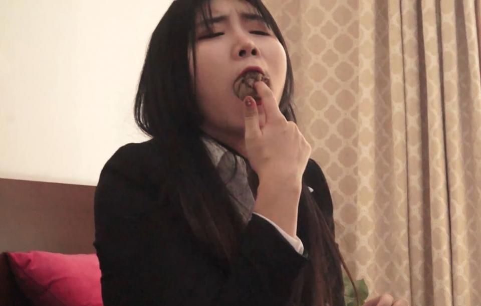 【逍遥定制】rgwy作品 恋丝女教师与两名学生的绑架与反绑架（上） 多重丝袜堵嘴大片 恋丝恋足（吴晗、夏炎、韩经洁） 个人在逍遥工作室定拍的女女丝袜多重堵嘴捆绑、剧情反转大片。<br>看点：师生主题、女女捆绑堵嘴、多条丝袜堵嘴封嘴、肉丝脚tk、自缚自堵、丝袜脚挣扎等<br>演员：本片由吴晗（恋丝的吴老师）、夏炎（多话的小夏）、韩经洁（听话的小洁）三位共同演出，设计了三个场景,最大的满足是一共使用28条丝袜完成对三位美女的前后场景的多次捆绑堵嘴。<br>本集剧情：吴老师是个恋丝者，她预谋处罚告密的两个学生，就在她准备作案工具时居然用丝袜自缚自堵；然后第二天用丝袜绑堵学生、用准备好的臭丝袜完成对两人的堵嘴勒嘴封嘴，然后表现出对丝袜脚的迷恋，TK原味丝袜脚沉醉其中...<br>本片特色：丝袜的完全使用，多条丝袜堵嘴封嘴；完整的心理刻画（害怕、生气、无奈、疑惑、狞笑、威胁、哀求等等）两名学生被捆堵之后完成互救，心理发生变化，这才有了后面的剧情反转