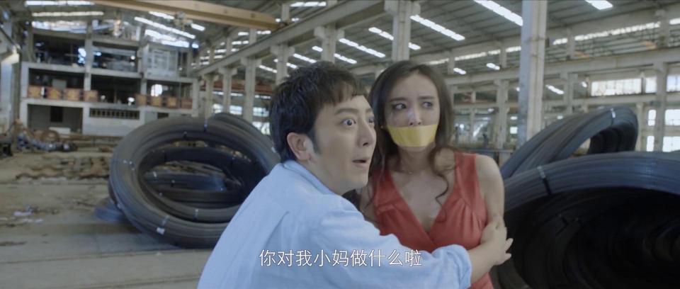 网络电影 食色·直播风云 很多囚禁 主要捆绑镜头在7分40秒开始到10分钟结束，50分钟开始到53分钟结束 74分钟开始到76分钟结束<br>食色·直播风云<br>导演: 李子义<br>主演: 孔小铭 / 李嘉诺 / 于果儿 / 王超<br>类型: 动作 / 爱情 / 犯罪<br>制片国家/地区: 中国大陆<br>语言: 汉语普通话<br>剧情：爱好音乐的孔铭，拥有着超常的听觉记忆，与做主播的后妈李美雪相依为命。孔铭帮助李美雪拉拢人气假扮范爱爱的直播使得点击率爆棚。某SS直播平台通过药物控制直播女孩进行不道德交易非法敛财，老板林立刚为了讨好酷爱范爱爱的药剂专家秦肖，意外绑错了李美雪。孔铭将计就计利用天赋深入SS直播公司内部，取得冷面女打手智恩的信任，历经危险与其联手瓦解破坏SS集团，并配合将林立刚绳之以法，解救了李美雪及众多受害女主播。