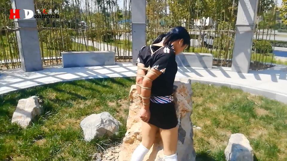 HD飞天原创：云儿外出探险，惊险刺激一幕即将登场。 首次和云儿合作玩外出游戏，云儿直臂紧缚，游走电梯、繁华路段、公园、树林，好多人带着好奇的眼光观望，有好几个司机开着车侧身而过，还要回头看一下，一个妇女说，怎么这样绑着她，我说云儿在练瑜珈，这是基本功，算蒙了过去，本人出了一身冷汗，而云儿却担大包天，豪无惧色，还和人家说话聊天，但本人不敢录这场面，哈哈、优秀绳模非云儿也......<br>定拍咨讯、约拍交流请加QQ272728243微信同号QQ272728243