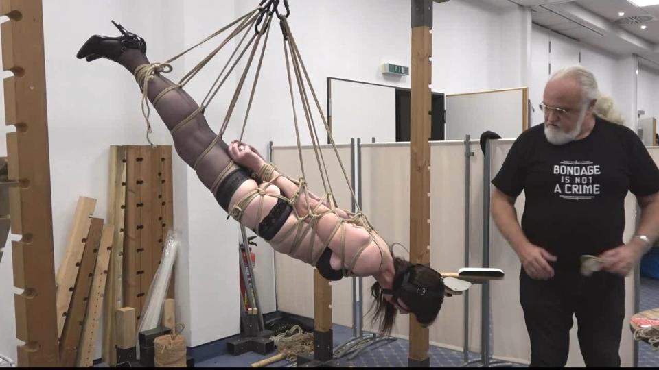 Supertight Suapension Challenge for Electra van Zunit Supertight Suapension Challenge for Electra van Zunit<br><br>模特在SM展会上进行公开绳艺表演<br><br><span style='color:#b0b0b0;'>[隐藏文字，购买后可见]</span>