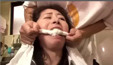 廃品回収された女　長谷川美紅 无法忘记丈夫的遗孀美红。有一天，开着轻型卡车经过自己家中回收废品的男子对她说：“什么都可以回收。”她邀请男人进入家中，却被捆绑住布条勒最，蒙在袋子里带走了。<br>番号：<span style='color:#b0b0b0;'>[隐藏文字，购买后可见]</span>