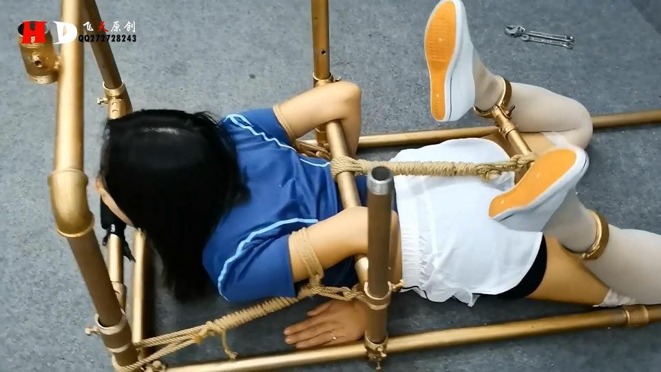 HD飞天原创：已补链，隆重推出新型K9紧缚驷马架，和[手动滑稽]、跳弹、挠痒、皮鞭、电击器、炮机配合TJ最完美的怪物...... 怪物K9紧缚驷马架制做成功，刑奴超强的云儿主动尝试，那就直接强制固定，上身一点也动不了，难受喘粗气，呻吟不停，TK、鞭打轮流伺候，[手动滑稽]、跳弹、电击器、炮机齐上阵，哭喊痛苦受不了，GC失禁到极点......<br>定拍、约拍请加QQ272728243但嘴炮、闲聊者勿扰<br>