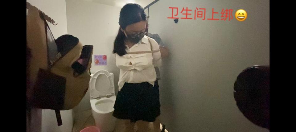 ❤❤【我家妞妞第二十四章】午夜街头公园嗨皮 紧张到心跳加速 刺激到意犹未尽❤❤    哈喽小伙伴们，俺又来更新啦。这次是你们喜欢的外出节目，(当然也是我喜欢的啦) 这次选择半夜三更跟媳妇跑去离家不远的公园，计划好久了，只是不放心娃一个人在家所以一直没实施，好不容易想了个万全之策能妥善安顿好孩子就跟媳妇挑了个月黑风高的夜晚开始实施我们邪恶的计划。本次视频是分两个晚上录制的。<br>       第一天媳妇在家先穿好衣服丝袜高跟鞋，(上下都是真空哟) 准备好今晚要用到的道具，(口球，马具带盖口塞，毛巾胶布，带乳夹的项圈，当然让人快乐的东西决不能少啦)就直奔公园，到了公园后先去踩点看看人多不，三三两两的路人，长椅上偶尔一两个人或坐或躺，情况还不错开始干活，带上装备去公共卫生间上绑，尼玛卫生间不远处就停了一辆公园的安保巡逻车，应该只是车没人吧，尼玛这黑灯瞎火的还真有人在车上，咋办，卫生间可是灯火通明呀我们就这样进同一个卫生间好嘛，不管了箭在弦上 不得不发，尼玛这是女厕啊，我一大老爷们怎么能进女厕所，不行硬是把媳妇拉出来进男厕所.....绑好后出来感觉还不错嘛，也没有想象中的紧张，开始得瑟在马路边的人行道上大摇大摆的漫步。我：后面有车在跟着我们。妞妞：什么？在哪里？在哪里？我：就在我们后面，快跑快找个地方躲起来。此时媳妇疲于奔命中。妞妞：吓死我了，我：我本来不紧张被你弄紧张了。等车走远后又开始往公园深处走，选了一处光线比较好的地方坐下休息会，50米开外就是公安局，不管了，拿出棒棒先让媳妇爽一波，然后再给媳妇戴上项圈夹好乳夹，穿了高跟鞋的小脚也用绳子捆住只留了一小段间隙又往灯火通明的街道走去，才出去没多远媳妇就发现二十米远处有几个人在有说有笑的往我们刚刚休息的地方走去，心里正暗自庆幸。妞妞：那边有人耶！我：不管他们我们正常走就行了。此时媳妇一个劲的转头过去看那些人，动作也很慌张，这时那几个人不知道是不是发现了我们既然掉头往我们方向走来，因为他们在暗我们在明，他们能很清楚的看到我们的一举一动我们却看不清楚他们，妞妞：妈呀，他们过来了，怎么办呀？此时妞妞都快被吓哭了，因为全身被绑还戴了项圈夹了乳夹要是被追上就完了，我也被吓得够呛。我：赶紧跑，快，快跑。无奈媳妇上身被反捆脚也被绳子捆住，步伐有限跑起来非常吃力而且不好掌握平衡，但此时哪顾得上那么多一心就想赶紧逃离那几人的视线，好在那几个人看我们跑远了也就没再继续朝我们走，不行，这样下去估计心脏会受不了，得把媳妇的脚解开才行，然后我们就蹲在人行道的树荫下给媳妇松开脚，尼玛，刚刚解到一半不偏不倚一骑电动车的大妈从我们身旁经过，媳妇身上的绳子还有项圈啥的都被一览无余，而且就算走远了还一个劲的回头看我们，赶紧松开脚后往来的方向走，路上又碰到一些过路的因为害怕到处东躲西藏，第一晚就在紧张刺激中结束。<br>        回到家后已经两点多，我俩都毫无睡意，心想着不行，好好地计划结果就这样草草结束了心有不甘，于是我俩一拍即合决定第二天晚上继续。第二天不想像昨天那样了，就在家先绑好，塞好跳蛋堵好嘴外面披上一件风衣，（广东这时候穿风衣还是很奇怪的，路上行人都穿的短袖，况且媳妇袖子处是空荡荡的，但我要的就是别人异样的目光）直奔昨天的公园，果然穿了风衣胆子大了很多，也不紧张了也不心跳了，媳妇还跟我有说有笑了，然后我们就决定找个地方坐下来那啥，选好地方摆好拍摄工具我就坐媳妇旁边把媳妇风衣解开露出里面被绳子捆绑的身体，手也不听使唤的在媳妇身上四处游走，并且拿出棒棒让媳妇也好好享受，媳妇正在兴起时突然发出一声含糊不清的声音，因为嘴巴是被堵住的，我没有立马明白媳妇的意思，等明白过来时为时已晚，七八米外的小道拐角处的一块大石头后面既然突然冒出来一个人朝我们走来，此时媳妇全身被绑并且风衣也解开了，我手还在媳妇的敏感部位被那人看个一清二楚，我赶紧用风衣把媳妇盖住并且搂在怀里，两人都低着头恨不得找个地洞钻进去，心里一边自欺欺人的想着他肯定啥都没看到一边又急切的希望他赶紧走过去，安静了几秒发现没动静我抬头一看原来那人在原地看着我们愣了几年以后既然掉头朝来的方向走了，估计是看到我们这样不好意思过来了，心里舒了一口气又壮着胆子用棒棒继续怼媳妇，媳妇估计也是由于惊吓的原因很快就.....经过这次惊吓后不敢再继续呆在原地了，赶紧帮媳妇整理好往别的地方转移，但是越刺激越紧张就越兴奋，不行得想办法舒缓舒缓才行，于是我俩找了一个卫生间就钻了进去，进去后才发现门既然是坏的，外面人一推就开，此时也管不了那么多，把媳妇堵嘴的东西卸掉后.....出来后也不敢在继续下去了，于是又沿着来的路开始慢慢的往回走.....<br> <br>         一口气写了这么多，可能看截图很难看出那种紧张刺激感，大家将就勿喷哈，老规矩上图吧<br> QQ：504339187可以定拍也可以交流