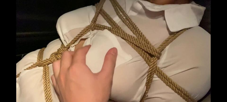 ❤❤【我家妞妞第二十四章】午夜街头公园嗨皮 紧张到心跳加速 刺激到意犹未尽❤❤    哈喽小伙伴们，俺又来更新啦。这次是你们喜欢的外出节目，(当然也是我喜欢的啦) 这次选择半夜三更跟媳妇跑去离家不远的公园，计划好久了，只是不放心娃一个人在家所以一直没实施，好不容易想了个万全之策能妥善安顿好孩子就跟媳妇挑了个月黑风高的夜晚开始实施我们邪恶的计划。本次视频是分两个晚上录制的。<br>       第一天媳妇在家先穿好衣服丝袜高跟鞋，(上下都是真空哟) 准备好今晚要用到的道具，(口球，马具带盖口塞，毛巾胶布，带乳夹的项圈，当然让人快乐的东西决不能少啦)就直奔公园，到了公园后先去踩点看看人多不，三三两两的路人，长椅上偶尔一两个人或坐或躺，情况还不错开始干活，带上装备去公共卫生间上绑，尼玛卫生间不远处就停了一辆公园的安保巡逻车，应该只是车没人吧，尼玛这黑灯瞎火的还真有人在车上，咋办，卫生间可是灯火通明呀我们就这样进同一个卫生间好嘛，不管了箭在弦上 不得不发，尼玛这是女厕啊，我一大老爷们怎么能进女厕所，不行硬是把媳妇拉出来进男厕所.....绑好后出来感觉还不错嘛，也没有想象中的紧张，开始得瑟在马路边的人行道上大摇大摆的漫步。我：后面有车在跟着我们。妞妞：什么？在哪里？在哪里？我：就在我们后面，快跑快找个地方躲起来。此时媳妇疲于奔命中。妞妞：吓死我了，我：我本来不紧张被你弄紧张了。等车走远后又开始往公园深处走，选了一处光线比较好的地方坐下休息会，50米开外就是公安局，不管了，拿出棒棒先让媳妇爽一波，然后再给媳妇戴上项圈夹好乳夹，穿了高跟鞋的小脚也用绳子捆住只留了一小段间隙又往灯火通明的街道走去，才出去没多远媳妇就发现二十米远处有几个人在有说有笑的往我们刚刚休息的地方走去，心里正暗自庆幸。妞妞：那边有人耶！我：不管他们我们正常走就行了。此时媳妇一个劲的转头过去看那些人，动作也很慌张，这时那几个人不知道是不是发现了我们既然掉头往我们方向走来，因为他们在暗我们在明，他们能很清楚的看到我们的一举一动我们却看不清楚他们，妞妞：妈呀，他们过来了，怎么办呀？此时妞妞都快被吓哭了，因为全身被绑还戴了项圈夹了乳夹要是被追上就完了，我也被吓得够呛。我：赶紧跑，快，快跑。无奈媳妇上身被反捆脚也被绳子捆住，步伐有限跑起来非常吃力而且不好掌握平衡，但此时哪顾得上那么多一心就想赶紧逃离那几人的视线，好在那几个人看我们跑远了也就没再继续朝我们走，不行，这样下去估计心脏会受不了，得把媳妇的脚解开才行，然后我们就蹲在人行道的树荫下给媳妇松开脚，尼玛，刚刚解到一半不偏不倚一骑电动车的大妈从我们身旁经过，媳妇身上的绳子还有项圈啥的都被一览无余，而且就算走远了还一个劲的回头看我们，赶紧松开脚后往来的方向走，路上又碰到一些过路的因为害怕到处东躲西藏，第一晚就在紧张刺激中结束。<br>        回到家后已经两点多，我俩都毫无睡意，心想着不行，好好地计划结果就这样草草结束了心有不甘，于是我俩一拍即合决定第二天晚上继续。第二天不想像昨天那样了，就在家先绑好，塞好跳蛋堵好嘴外面披上一件风衣，（广东这时候穿风衣还是很奇怪的，路上行人都穿的短袖，况且媳妇袖子处是空荡荡的，但我要的就是别人异样的目光）直奔昨天的公园，果然穿了风衣胆子大了很多，也不紧张了也不心跳了，媳妇还跟我有说有笑了，然后我们就决定找个地方坐下来那啥，选好地方摆好拍摄工具我就坐媳妇旁边把媳妇风衣解开露出里面被绳子捆绑的身体，手也不听使唤的在媳妇身上四处游走，并且拿出棒棒让媳妇也好好享受，媳妇正在兴起时突然发出一声含糊不清的声音，因为嘴巴是被堵住的，我没有立马明白媳妇的意思，等明白过来时为时已晚，七八米外的小道拐角处的一块大石头后面既然突然冒出来一个人朝我们走来，此时媳妇全身被绑并且风衣也解开了，我手还在媳妇的敏感部位被那人看个一清二楚，我赶紧用风衣把媳妇盖住并且搂在怀里，两人都低着头恨不得找个地洞钻进去，心里一边自欺欺人的想着他肯定啥都没看到一边又急切的希望他赶紧走过去，安静了几秒发现没动静我抬头一看原来那人在原地看着我们愣了几年以后既然掉头朝来的方向走了，估计是看到我们这样不好意思过来了，心里舒了一口气又壮着胆子用棒棒继续怼媳妇，媳妇估计也是由于惊吓的原因很快就.....经过这次惊吓后不敢再继续呆在原地了，赶紧帮媳妇整理好往别的地方转移，但是越刺激越紧张就越兴奋，不行得想办法舒缓舒缓才行，于是我俩找了一个卫生间就钻了进去，进去后才发现门既然是坏的，外面人一推就开，此时也管不了那么多，把媳妇堵嘴的东西卸掉后.....出来后也不敢在继续下去了，于是又沿着来的路开始慢慢的往回走.....<br> <br>         一口气写了这么多，可能看截图很难看出那种紧张刺激感，大家将就勿喷哈，老规矩上图吧<br> QQ：504339187可以定拍也可以交流