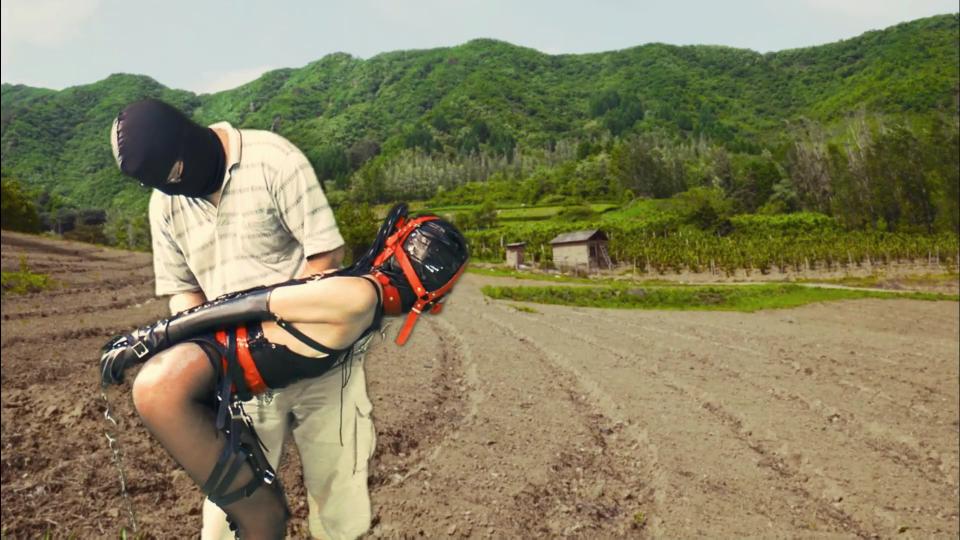 美束映画定牌 女间谍的皮具马奴拷问（下） 第二部分 踏步牵着在绿幕踏步<br><br> <br><br> <br><br>image.png（15分钟）<br><br> <br><br> <br><br>图片解释：有绿幕就绿幕 没有绿幕就工作室 牵着踏步 15分钟左右吧<br><br> <br><br> <br><br> <br><br> <br><br> <br><br>第三部分 一分钟<br><br>“噢，我，一点都不过分。”<br><br> <br><br>男子张开双手的姿势。<br><br>“我先把奴隶刷洗一下，你要等我的一下”<br><br>男子把赵雪领走了<br><br> <br><br> <br><br> <br><br> <br><br>第四部分 剩余时间<br><br> <br><br>image.png<br><br>图片解释 按照这个造型 换高跟鞋头用哪个吊具吊着，工字步，男一号走过去 拍了一下屁股然后站直立正拍特写。（ 自己随意调教，你经验足）<br><br> <br><br> <br><br> <br><br>“我买奴隶的时候，所有的拘束器具都上了锁，而且还被锁死了。所以不能脱掉。，只能用来运送肥料了。我觉得太可怜了，所以每个月都给她洗一次澡”<br><br> <br><br>然后男子转向牛，认真地问道。<br><br> <br><br>赵雪挣扎，男子拿出遥控器电击，然后赵雪继续立正<br><br> <br><br>“但是啊，我家也没办法。奴隶的心坏了，没法说话。你买到那种东西怎么办？扔到垃圾堆里也不太好吧，毕竟也要几千块呢”<br><br> <br><br>在那无情的话语中，牛一瞬间差点瞪着男，停下了脚步。<br><br> <br><br>国家不同，文化价值观和法律也不同。在这个国家，男人的想法是理所当然的。<br><br> <br><br>牛“没关系，不管赵雪现在是什么状态，她一定会重生的。我们做给你看！”<br><br> <br><br>牛在心中发誓，看着曾经被称为赵雪的奴隶。<br><br>（这一幕 两个人 赵雪挣扎  牛盯着她看）