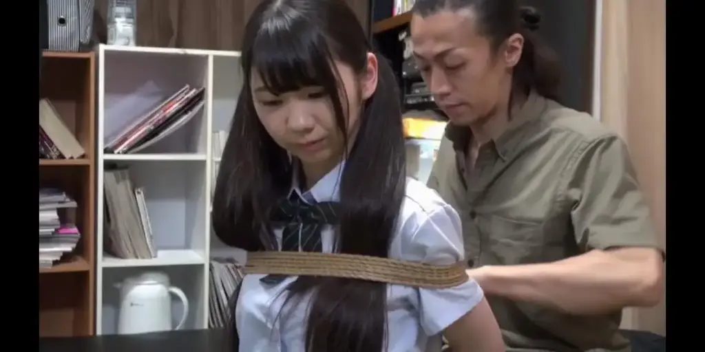 連れ込み緊縛ファッカー 巷の女子校生を俺んちへ持ち帰りハメまくり調教 白井ゆずか  <span style='color:#b0b0b0;'>[隐藏文字，购买后可见]</span><br>連れ込み緊縛ファッカー 巷の女子校生を俺んちへ持ち帰りハメまくり調教 白井ゆずか <br>制服美少女与绳师交流，然后被紧缚调教。