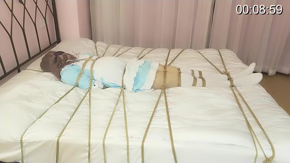 【伪娘诺诺】被封印在床上的小女仆 自家的小女仆不听话怎么办？当然是绑起来让她好好反思反思啦。绳师将诺诺紧紧的和大床绑成一体后就离开了，剩下诺诺一个人在黑暗中与浑身的麻绳搏斗，纯麻的绳子被绷的不断发出咔哧咔哧的声音。然而最后挣扎到精疲力尽也没能挪动一丝一毫，只能屈服于麻绳的淫威，老老实实地躺在床上等绳师回来放过自己。<br>也是很长时间没来林子啦，一是忙二是懒，最近懒得闲下来一些，就随缘佛系更新视频吧~回归试水，大家喜欢的话多多支持~