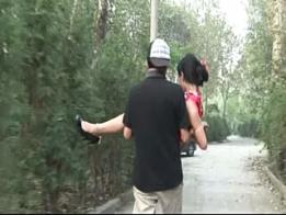 美女被绑起来公主抱让后放后备箱 我也不知道是哪个视频上的  同好们帮忙找找吧 这个视频好像叫拯救