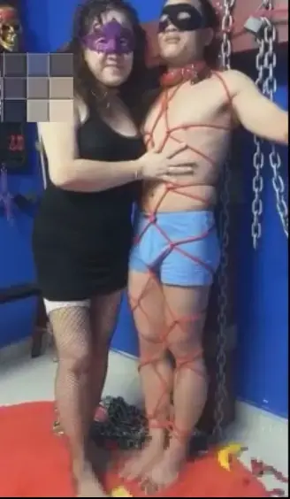 夫妻奴变成两条贱狗的过程 夫妻奴变成两条贱狗的过程<br>乔家大院女主作品<br>描述：#国产首发# 40分钟 乔家大院 中年夫妻奴变成两条贱狗的过程