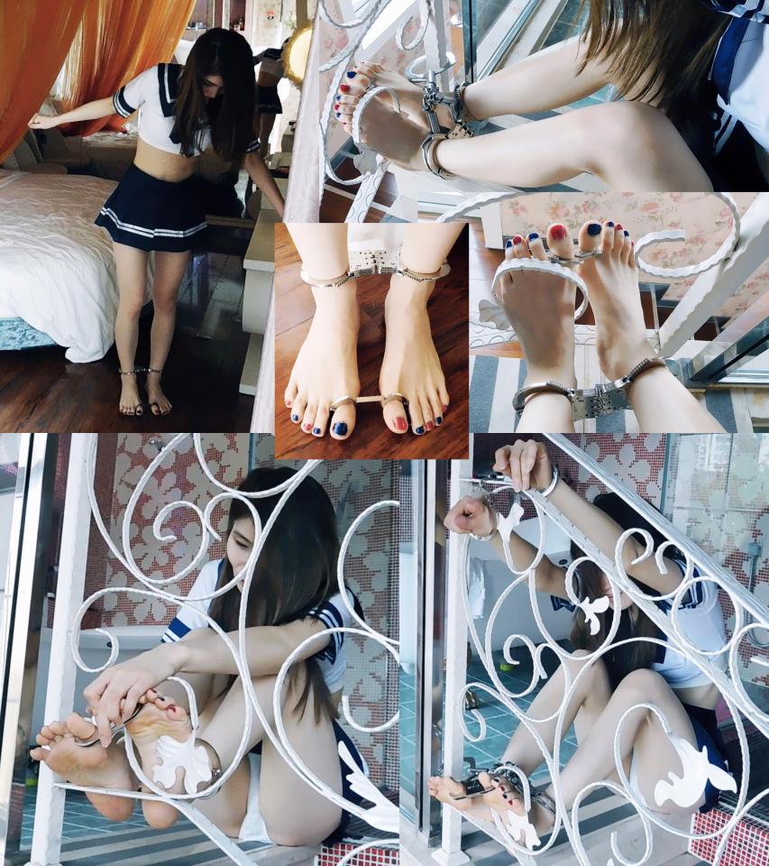 1018原创视频经典 小偷晶晶偷完玩脚铐 丢了钥匙反被困住 被失主抓现行 手铐脚铐脚趾铐 水手服帆布鞋 看最新作品加我qq：3295687894有彩蛋花絮送有更多精彩视频等着你哦 关键词：小偷 晶晶 玩脚铐 被困 手铐 脚铐 脚趾铐 水手服 帆布鞋 自缚<br><br>晶晶改行做小偷啦！！！只是她算是个笨贼哈哈哈，见到好玩的东西就给自己戴上，把自己的双脚锁进了栏杆里，却没有带钥匙，这下动不了可麻烦了哈哈哈！！！失主回来正好被抓现行，小偷生涯结束！！！晶晶用悲惨经历告诉我们，莫伸手，伸手必被抓！！！<br><br>大概的剧情是：妹子是个小偷，偷偷进入事主家，脱下鞋子，穿着袜子各地翻找偷东西。当妹子偷的差不多之后，翻到一个脚趾铐、一个板铐和两把钥匙，妹子十分好奇，想了想，认为是锁脚上的，然后就锁在了脚上。妹子觉得太好玩了，玩了一会下地走了走，然后用钥匙又解开了，于是拿着脚趾铐、板铐和钥匙（但钥匙却意外掉落了），去另一个地方。妹子盗窃成功，十分开心，并且十分嚣张，想继续玩耍脚趾铐。妹子找到一个柱子，脚趾穿过去，锁上了脚趾铐，再锁上板铐，玩了一会。当妹子玩够了，想拿出钥匙打开时，发现钥匙不见了，回忆了一下，钥匙掉了，这下妹子可着急了，脚趾被困住拔不出来，等下事主回来肯定就被抓现行啊，妹子十分着急。妹子各种努力拔脚趾铐，却无济于事，十分后悔，想着事主来了一定被抓十分难过。失主回来了，看到眼前的一切，又见到被困住的妹子。妹子坦白了，希望事主能放过她。然而事主很生气，于是决定惩罚她。事主拿出三通锁上妹子，锁上手铐吊起来，惩罚小偷。妹子挣扎求饶，但最终失主还是决定将小偷送到警局，妹子哭了出来。<br> <br>这一系列视频中，晶晶是新模特，加入了新的口球、新的姿势、新的服装鞋子，希望大家多支持！！！<br><br>还是希望各位朋友多自觉一点，自觉抵制盗版，都看盗版，我们以后就拍不下去了，大家谁也看不了，孰重孰轻，大家心里应该清楚！！！<br><br>如果有朋友一定要非压缩包的视频，加我qq私下发。<br><br>招聘兼职模特啦，坐标北京，欢迎妹子来体验，也欢迎朋友交流，QQ：3295687894（或者QQ：1372314498)，注明林子。<br> <br>视频3674M，1920*1080高清，25分15秒。