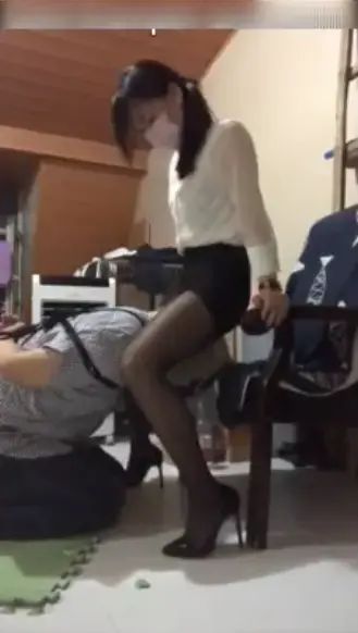 飞鱼S,职业装强制贱狗胯下消臭，下贱玩意只配闻我的裤裆 飞鱼S,职业装强制贱狗胯下消臭，下贱玩意只配闻我的裤裆<br>创作：飞鱼s作品<br>描述：飞鱼S,职业装强制贱狗胯下消臭，下贱玩意只配闻我的裤裆