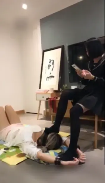 维妮TJ：激情玩女奴 维妮TJ：激情玩女奴<br>创作：维妮女王作品<br>描述：维妮TJ：激情玩女奴，手铐大长腿捆绑性感女奴，疯狂调教，喜欢的不要错过