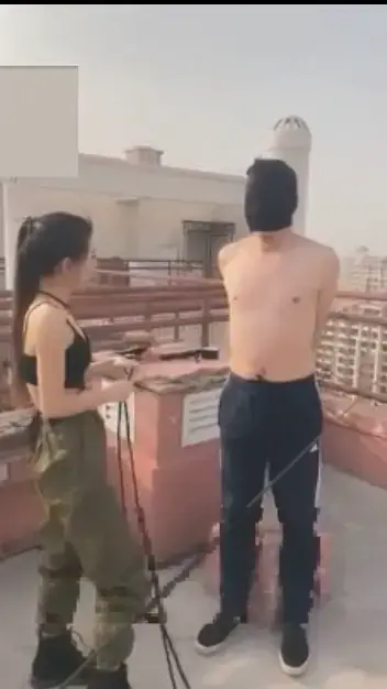 芷晴S 流氓的噩耗落到女教官脚下真倒霉！ 芷晴S 流氓的噩耗落到女教官脚下真倒霉！<br>创作：芷晴S原创作品<br>描述：芷晴S 流氓的噩耗落到女教官脚下真倒霉！，户外捆绑调教，喜欢的不要过错