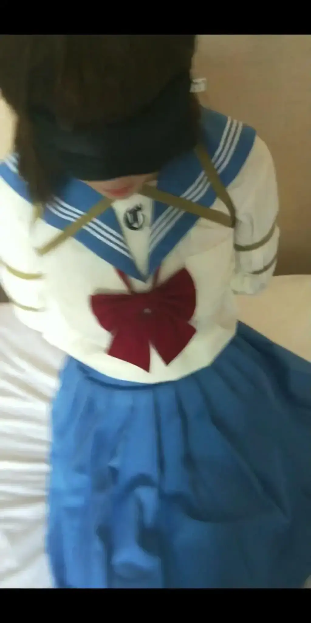 水手服两段五花大绑 QQ:2771328026<br>一共两段，剪掉了一些捆绑过程之类的无用镜头。还有上次发的视频有同学反应分辨率太小。真的是我剪辑水平太渣了，有需要正常分辨率的可以加我扣扣我补发给你