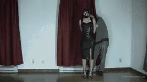 Paige Erin Turner - Photographer Pulls a Fast One 佩奇（Paige）正在拍摄照片，包裹起来后，摄影师给了她一个头部安全带塞以模特儿的身份，说他早就该拍摄了，如果棚子为他戴上了，棚子真的可以帮上忙。 她不情愿，但想成为一个有良好声誉的好榜样，所以她坚持了下去。 插科打is之后，他迅速向后走，将她的手腕绑在背后，以防她抱怨。 她的肘部紧接着被束缚，摄影师将她拖到墙上，用头带绑住她，将她绑在眼钩上。 她的脚踝被绑住了，他拍了些照片并嘲弄她，然后才让她挣扎。 他回来了，她放低了脚步，将她的安全带绑在脚踝前离开了她，她的释放希望破灭了。 她对这种情况的不满在她的声音中非常明显诱人。<br>Paige is on a photo shoot and as it wraps up the photographer gives her a head harness gag to model saying that hes long overdue shooting it, and shed really be helping him out if shed wear it for him. Shes reluctant but wants to be a good model with a good reputation so she goes along with it. He quickly moves in behind her after the gag is on and binds her wrists behind her back against her complaints. Her elbows are bound next and the photographer drags her to the wall where shes tied off by her head harness to an eyehook. Her ankles are bound and he takes some photos and taunts her before leaving her to struggle. He returns and her hopes of release are dashed as shes lowered to the floor and hogtied before he leaves her with her harness tied off to her ankles. Her displeasure at this situation is very evident in her noises.<br><span style='color:#b0b0b0;'>[隐藏文字，购买后可见]</span>