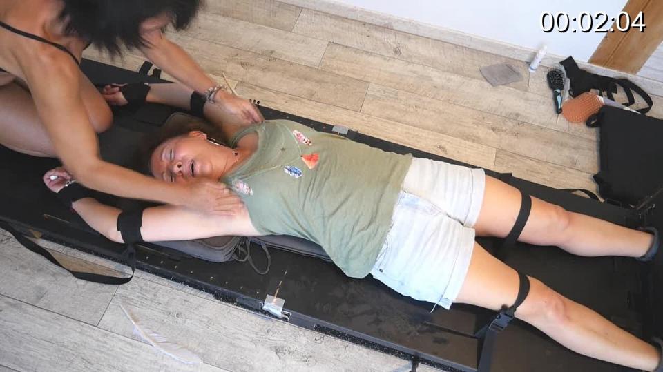 KARINE PUSHES AURELIA TO INSANITY IN THE STOCKS This session is just incredible because the 54 years old Aurelia is strongly immobilized in stocks, totally at the<br>mercy of the sadistic Karine and she's pushed to her ticklish limits as we rarely seen.<br>Every inch of her body is deathly sensitive and she is terrifyingly ticklish so be prepared for lots of squirming,<br>shrieking, giggling and wriggling under Karine's agressive tickles.<br>Aurelia bursts out with uncontrollable laughter and hysterical reactions while Karine's fingers run on her upperbody<br>and on her ultra ticklish bare feet.<br>It is impressive to watch this mature lady become insane and how she can't stand one second of tickling.<br>During her audition she said us that she enjoys to be tickled but she manifestively didn't imagined that it could be<br>so intensive and that it would drive her insane at this point.<br>Aurelia is more than ticklish, she's really impressive especially when her soles are non stop tickled!<br><br><span style='color:#b0b0b0;'>[隐藏文字，购买后可见]</span>