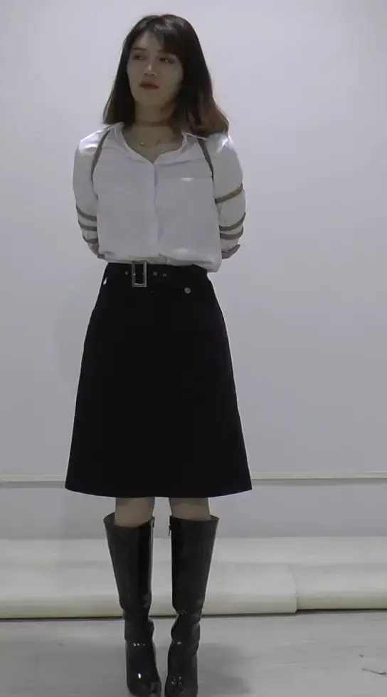 林萌OL装五花 本人在美束映画定拍的网红美女林萌。颜值绝对没的说。迷离的眼神，性感的大长腿，穿上白衬衣，黑裙子，长筒靴子，再配上五花大绑，太漂亮了。已更新新的链接