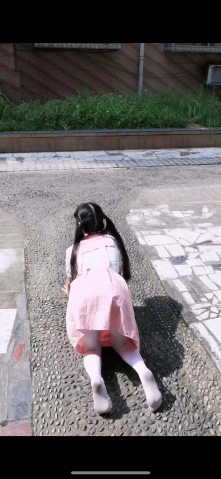 萌妹子双马尾白丝户外弄脏 此视频限于白丝控以及messy向爱好者。