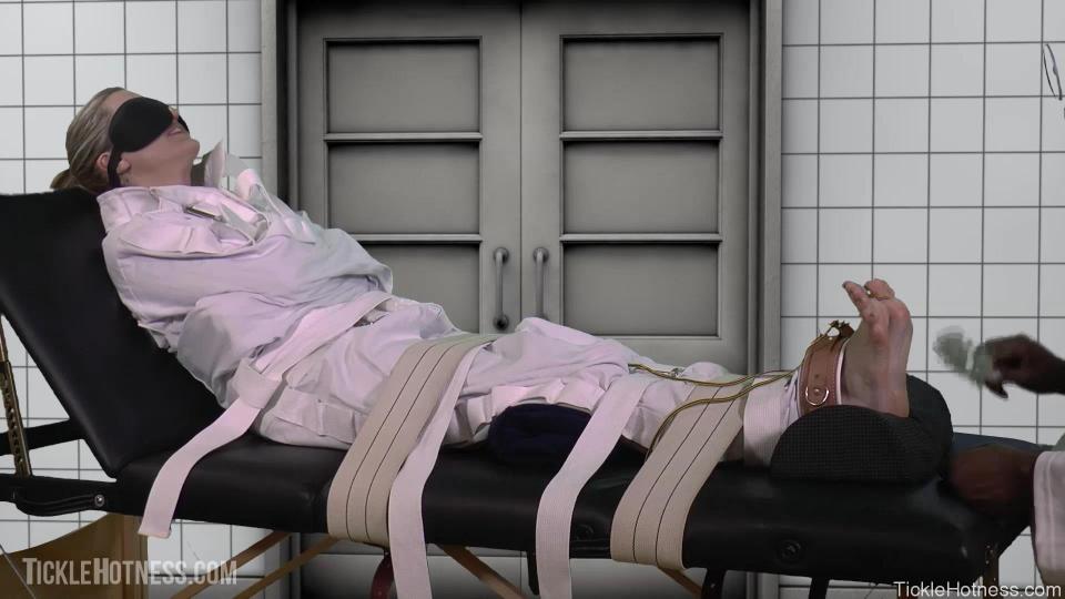 ShyAndWildTickling - Socialite Tickle Punished - Day 3 购买链接：<span style='color:#b0b0b0;'>[隐藏文字，购买后可见]</span><br>第一部：https://www.fetisale.com/video_detail_old.php?id=124727<br>第二部：https://www.fetisale.com/video_detail_old.php?id=124732<br>It's her last day of confinement before the Doctor must mandatory release her. He's now to decide whether to show mercy and sign her release or to perform one final, last-minute "treatment". She's expecting to finally be free in moments. The Doctor is reviewing his notes of their sessions together. He examines his beautiful, long-legged, blonde patient for a few moments. She's staring straight forward (as if she were new recruit in boot camp). If he decides she can go home, she can simply walk out the door. If he decides no, those fresh knee highs are coming off for one last session of bare-foot tickle-torture.女孩仍然被绑在拘束服中TK脚心，只有医生才能决定要不要放走她