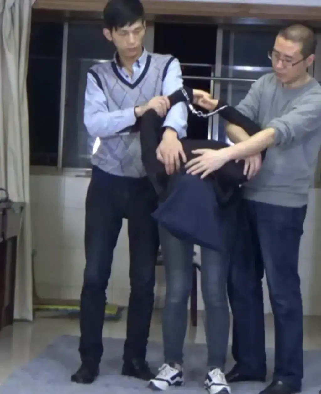 模拟抓捕，押解，枪决 重新上传链接<br>这部是之前在随心工作室定拍的，练舞蹈的妹子，表现不错。模拟从抓捕，押解，到枪决女犯的过程。现在优惠出售了。希望大家支持。