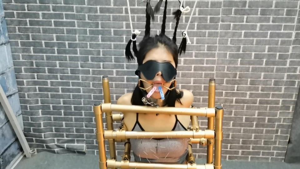  HD飞天：万能多变刑架固定，夹乳穿刺，头发高吊，后手并肘到极限，跪立、残酷双双电击，棒棒、TK不断，口水暴流，无限强制[手动滑稽]...... 丁琪无内肉丝被多变刑架残酷固定，紧固后喘气困难，一点活动余地都没有，头发被吊起，后手反关节被高高顶起，膝盖跪紫连连呻吟难受顶不住，藤条重击、棒棒狂刺[手动滑稽]、残酷电击、TK不断、[手动滑稽]失禁暴流......<br> 同时可定拍、约拍，有意请加QQ272728243微信同号，拒绝嘴炮闲聊<br>