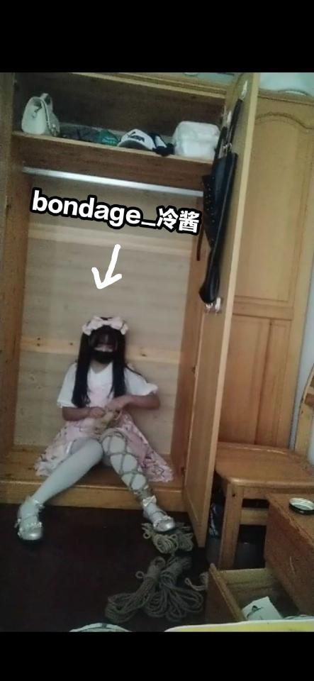 【冷少自缚006】衣柜自缚系列第二弹 下载后解压，解压密码leng解压后改后缀为.mp4<br>白丝袜双马尾lo娘超可爱捆股绳，自缚双腿，走进衣柜单腿吊，最后戴上单手套，完全自缚成功。