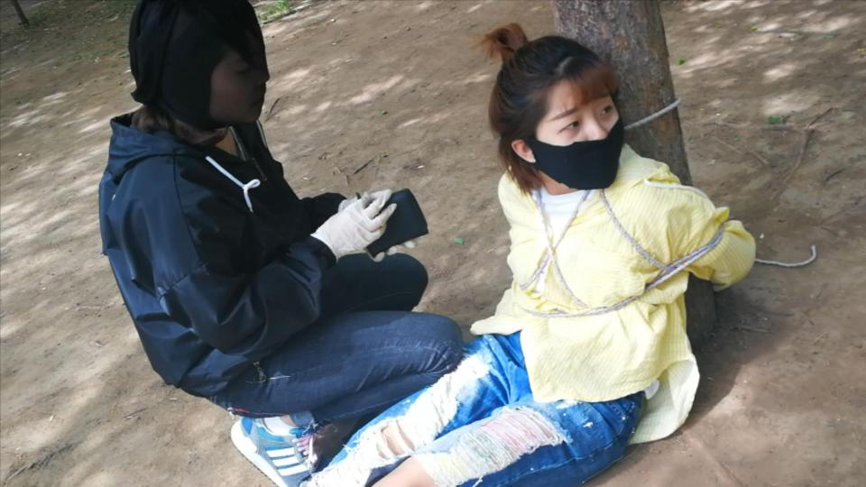 朦胧工作室—丝袜套头女劫匪野外抢劫美女捆绑堵嘴 朦胧工作室—丝袜套头女劫匪野外抢劫美女捆绑堵嘴<br>创作；朦胧工作室作品<br>描述：朦胧工作室—丝袜套头女劫匪野外抢劫美女捆绑堵嘴