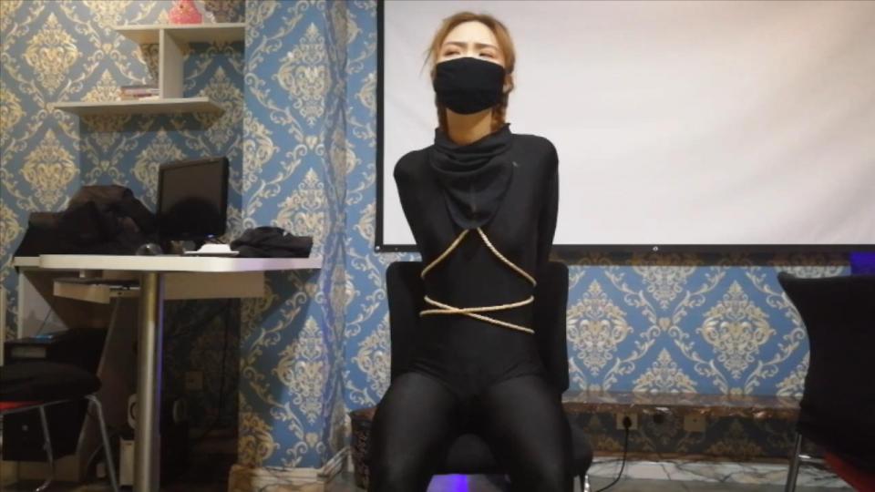 朦胧工作室-美女直播紧身衣被绑架 美女直播紧身衣被绑架<br>创作：朦胧工作室<br>描述：美女直播紧身衣被绑架，喜欢的请支持一下，很精彩的直播无剪辑