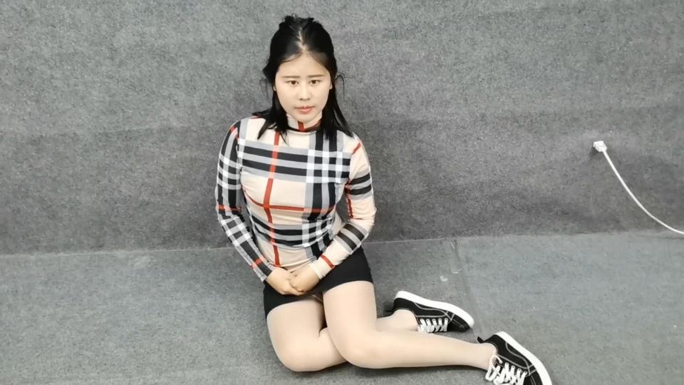 HD飞天原创：丁琪无内开档白丝驷马紧缚、多变K9架紧紧固定，两腿向后残酷固定，喘气困难、大腿抽筋、疼痛难忍，只能轻声呻吟、假JJ封嘴、无情鞭打、多重TK、藤条猛击胸部、狂振电击虐阴、[手动滑稽]接连不 最残酷的K9架紧固，很见效的一种TJ工具，把丁琪固定后，一点动弹不了，喘气都困难，机会来了，主人要动手啦，TJ工具一轰而上，呻吟不断，立即进入GC......<br><br> 同时可定拍、约拍，有意请加QQ272728243微信同号，拒绝嘴炮闲聊