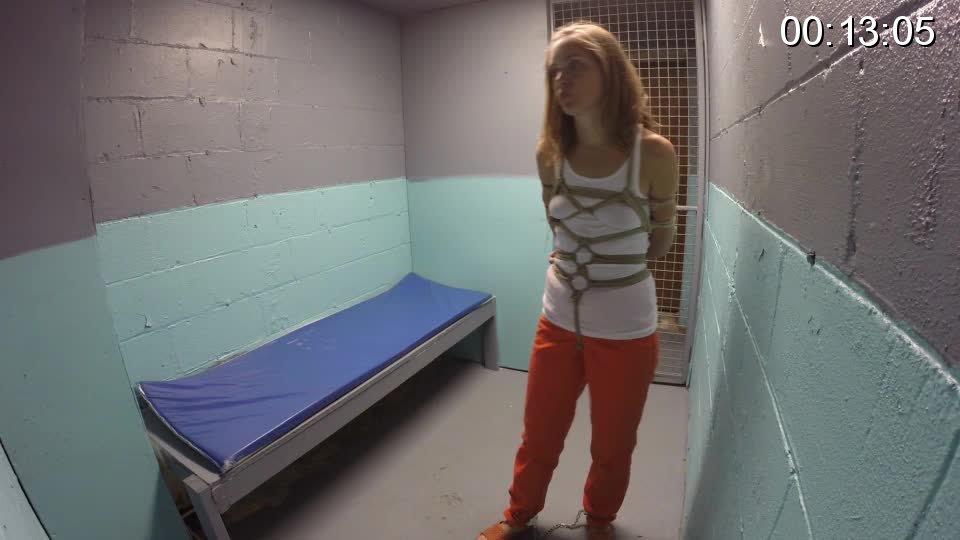 Rachel demanded her handcuffs be taken off 网站工作室 GirlfriendBound<br>来源 <span style='color:#b0b0b0;'>[隐藏文字，购买后可见]</span><br>剧情 <br>雷切尔是一个小监狱的囚犯。她在等待去法庭审讯时被铐在墙上的环上。她大惊小怪，抱怨手铐，所以警察决定替她换东西并绑起来。她首先被金属八字形手铐铐在后面，然后添加绳索。她不再喜欢手铐了，警察也决定将她放在牢房里，这样他就不必再听她的抱怨了。