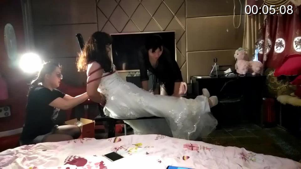 《极品新娘》02 剧情：西澳洲的深秋，变装女努菲菲小姐接受了灌chang，永久除毛，沐浴并且浓妆艳抹，等待的是一场荒唐的婚礼……  婚纱/眼罩/恋足/sp 最新客户约玩实录之极品新娘2 剧情：西澳洲的深秋，变装女努菲菲小姐接受了灌chang，永久除毛，沐浴并且浓妆艳抹，等待的是一场荒唐的婚礼…… 各种体验或定拍請加QQ403622251<br>