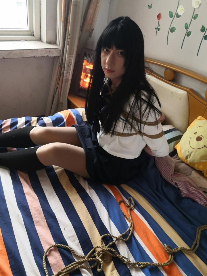 萌新小s捆绑伪娘 约伪娘时拍摄的，拍摄的视频打算分两段出售<br>这是第一套装扮<br>这个伪娘颜值挺高的，之前的作品https://www.yaohuba.com/video_list.php?uid=89878