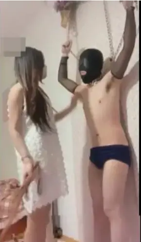 这才叫狠！皮开肉绽满地打滚女主屁股下伸着舌头舔！ 这才叫狠！皮开肉绽满地打滚女主屁股下伸着舌头舔！<br>创作：双子姬女王作品<br>描述：#国产首发# 56分钟 这才叫狠！皮开肉绽满地打滚女主屁股下伸着舌头舔！