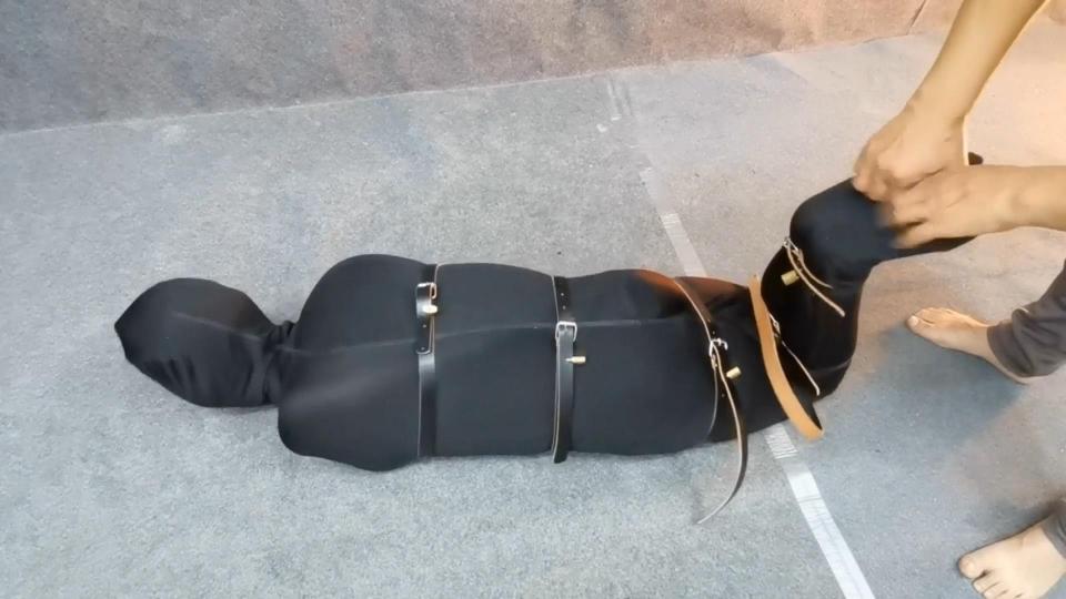 HD飞天原创：丁琪口球胶带封嘴、4层黑丝套头、继续全包套头、两脚开腿紧固、直臂反吊、振动刺激，紧接着来个更残酷的，强制口球、单手套、全包封闭，用皮扎带全部锁上，把[手动滑稽]固定[手动滑稽]，鞭打重击 丁琪包头挑战极限，口球胶带封嘴，4层黑丝，头罩包头蒙眼，身体全包，六层把头紧紧包住，单手套、全包皮带扎紧，可见忍耐力、忍受力超常......<br>同时可定拍、约拍，有意请加QQ272728243微信同号，拒绝嘴炮闲聊
