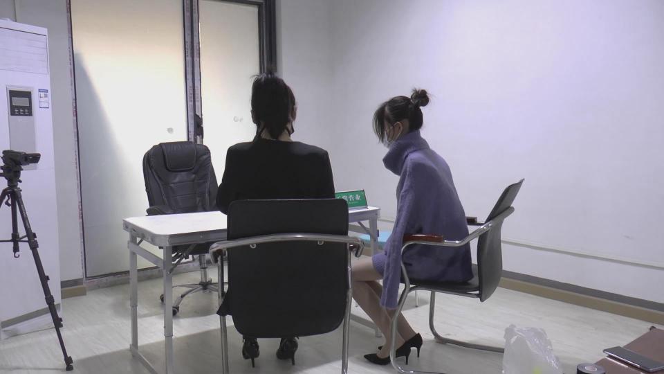 美束映画定拍《替罪羊下集》，祝大家新年快乐！天天欣赏捆绑的美女。     到了银行，只有张洁搀着被严密捆绑得杨静进入银行，此时得杨静心里也想银行最安全得在银行呼救，<br>但是张洁在耳边得一句话彻底打消乐 她得念头。。。。 <br>  <br>   “不听话，就弄死你家里得妹妹”。<br><br>   在孙经理面前，杨静一声不吭，只是看着他。所有得话都是被撇腔得张洁说得，称：刚才吃东西得时候<br>把舌头咬了，然后自己是新同事陪同来。孙经理因为当时银行事情多，又是取钱终端合作得，所以也没怎<br>么招待，就交给了柜台办理。<br>    <br>   事情还算顺利，很快办好了。<br>    <br>   钱到手，两人就赶紧策划下一步。<br>   两人计划得是，立即离开这个城市，然后把杨静[手动滑稽]，找个没人的地方埋了。<br>   计划完毕。张洁出去买点东西。剩下李强在家看护。<br><br><br>   李强在家看着此时被捆绑得如花似玉得杨静，心里不免心动起来，尤其是被捆绑后得杨静身材显得极<br>其诱惑加上那时断时续得呜呜声，更是按耐不住。一番翻云覆雨之后，李强看着杨静，觉得眼前这个美貌<br>少女比起张洁那个半老徐娘强了许多。<br><br>   于是，他撕开杨静嘴巴得胶布掏出堵嘴。杨静也是呜呜得哭。<br><br>   李强说道：你是想死还是想活，想死今晚你就死定了，想活，跟着我从今往后，你可以富贵荣华。<br>   杨静一听这个，当然是选择后者。然后李强搂着杨静，说出了一番计划。<br><br>   不一会，外出得张洁回来了，一进门，便被眼前得一幕惊呆了。走之前被严密得捆绑得杨静此时正坐<br>在沙发上。还没等她张嘴问，一双大手就从背后捂过来，接着，杨静迅速上去帮吗，这一切发生得太快，<br>张洁还没反应过来，就被五花大绑了。<br>    <br>   然后，看着被绑翻在地得张洁，杨静慢慢得走过去脱下自己穿得丝袜。你个臭婆娘好狠，利用我，还<br>要杀我。接着还没等张洁开口，就把袜子塞了进去。李强也赶紧用胶布给封上。<br><br>   “呜呜呜呜（你要杀我）？”<br>   “我可没你那么狠。”<br><br>    两人将张洁用箱子打包，里边放了李强杨静知道和收集得张洁得贪污欠款的事的证据，直接邮寄给了<br>公司经理。<br><br>    第二天，正在家以为没事的李强也被抓了，杨静知道，自己不能相信李强得话，而且自己遭受得这一<br>切，还有公司款项得不明去向，早晚自己还得说不清。所以从李强那里出来她就立刻报了警。<br><br>   （完）<br><br><br>    首选下载：[手动滑稽]视频库【支持直接在线观看，在视频下方直接按清晰度下载，画质和百度云下载一样，永不失效，非常推荐】<br><br>    备选下载：百度云链接，容易失效，画质也和[手动滑稽]视频库相同，只作为备份使用，并不推荐，解压码：1230