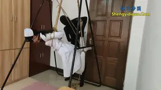 白丝护士吊缚口球 护士小姐被捆绑，含着口球， 口水不停的流！！只能无助的挣扎。白丝吊缚 。