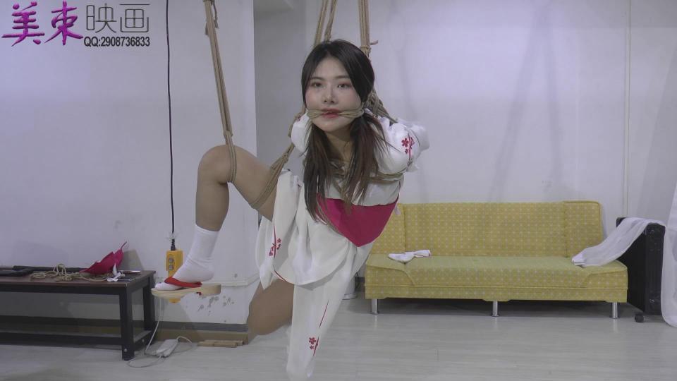 【美束映画】小婷和服等绳艺秀，全吊，欧式并肘，日式高手，美丽的00后小丫头！  一直想拍一组和服的，然后再双十一买了全套服装，大家看到日本装扮的美妞，是不是很想K她啊？我也很想啊，所以，死劲K，绝不放过，捆绑很紧，吊，驷马，捆绑放置挣扎，都有的！ ！！<br><br>好了，介绍不多说了，小婷婷，挺可爱00后，承受度超好，我们看图说话哈，希望大家喜欢了！<br><br>视屏时长：58分21秒<br>清晰度：1920:1080p<br>大小：5.44G<br><br>此外，武汉美束映画工作室欢迎大家约拍定拍了！我们不敢说是最便宜的，但是绝对保证最高性价比！ <br>目前有果果，蓝蓝，乔乔，佩佩，林萌，婷婷，维娜，暴富，立夏，雨薇，小婷，KK，小芙蝶，炎，媛媛等10多位模特接受约拍定拍，环肥燕瘦，沉鱼落雁！各种模特任你选择！<br>联系企鹅：老男孩 2908736833<br>好了，下面就是连接了，希望大家喜欢多多购买，你们的支持，才是我们发展的最大鼓舞和动力。<br>
