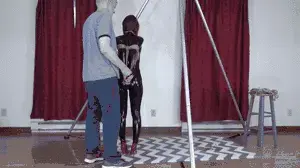 AJ Marion : Strappado Scorpion Bondage AJ Marion最近到镇上来了，她和我起了一些有趣的奴役。 她在这个剪辑的开头作呕，很快就发现手臂被手腕和肘部的黄麻绳束缚在身后。 戴上手臂并系好安全带，嘴巴被绑住，脖子被绑住，戴维（David）添加了一条rope绳，然后将其用作锚栓，将脚从脚上移到了机架顶部。 AJ总体上很强硬，渴望挑战，因此设法将自己的脚站起来，并在这个动作中自我停顿了好几次。 她坚韧，喜欢绳索和插科打.。<br>AJ Marion came to town recently and she and I got up to some interesting bondage.  She’s gagged at the start of this clip and she quickly finds her arms bound behind her back with jute rope at the wrists and elbows.  With her arms secured her mouth ballgagged and her neck tied up David adds a crotch rope and then after using it as an anchor ties her foot off and up to the rack top.  AJ being just overall tough and desiring a challenge manages to pick her foot up off the ground and self suspend herself a few times in this one.  She’s tough and loves her rope and gags.<br><span style='color:#b0b0b0;'>[隐藏文字，购买后可见]</span>