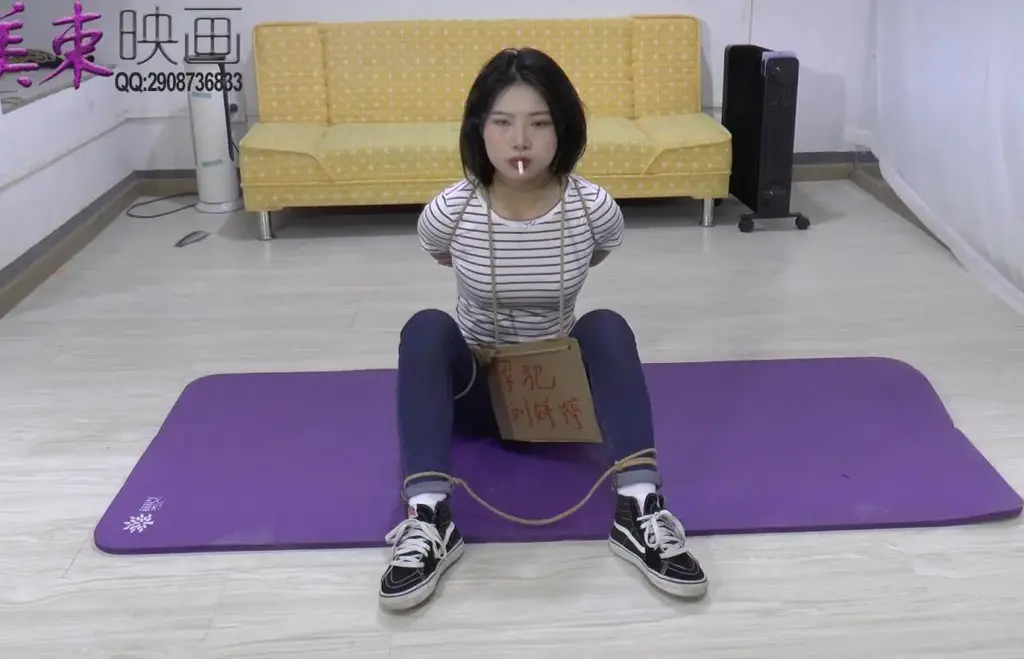 挂牌女犯，美女婷婷 继续大美女婷婷，反扭，反铐，苏秦铐，脚镣，五花大绑，打屁股，挂牌女犯。紧身牛仔裤，帆布鞋。喜欢的可以看看。