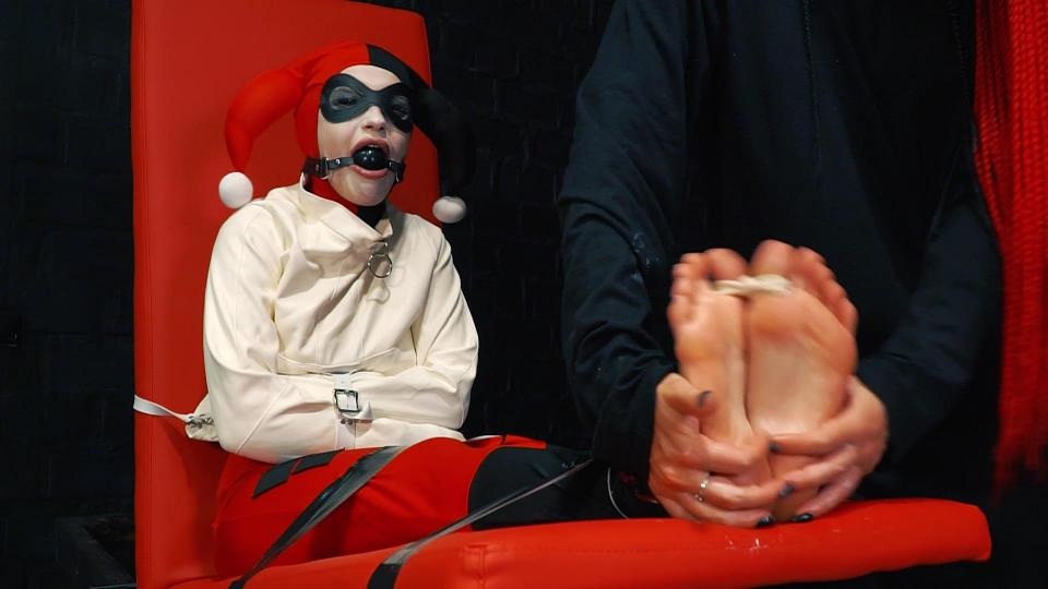 RussianFetish - Crazy Harley Quinn have fails - Long feet tickle, licking toes and straitjacket + ga 购买链接：<span style='color:#b0b0b0;'>[隐藏文字，购买后可见]</span>Harley Quinn has fun, she walks in a crazy dance and listens to music.<br>But as soon as she goes out the door, she gets captured by an unknown avenger girl...<br>Now Harley is tied to a bench and a girl with red dreadlocks wants to have fun with her. She cuts Harley's suit at the feet area and begins to enjoy the tickling of her bare soles. Then she begins to lick her attractive feet - Harley just laughs at her and enjoys it too.